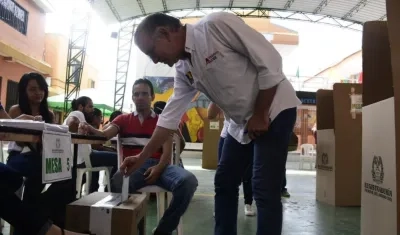 Gobernador Eduardo Verano votando. 