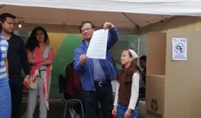 Gustavo Petro con Antonella, su hija menor, en la votación de la Consulta Anticorrupción.