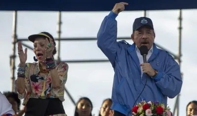 El presidente de Nicaragua, Daniel Ortega (d), y su esposa, la vicepresidenta Rosario Murillo (i).