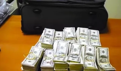 Las autoridades decomisaron cerca de 350.000 dólares que estaban escondidos dentro de una maleta.
