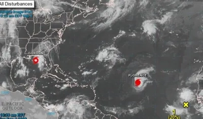 Imagen cedida hoy por el Centro Nacional de Huracanes (NHC) que muestra el emplazamiento de las dos tormentas tropicales Gordon (i), en el Golfo de México, y Florence (d) en el Atlántico.