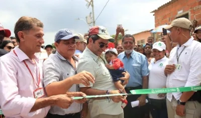 El Alcalde Alejandro Char en la inauguración de las obras en el barrio El Bosque.