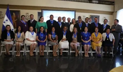  Estos son los maestros galardonados por la Presidencia de Honduras.