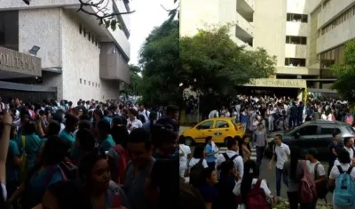 Los estudiantes permanecen en la entrada de la institución. 