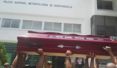 Féretro del taxista frente al comando de la Policía. 