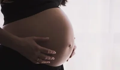 La mujer dice que estaba embarazada y apareció sin la bebé en su vientre.