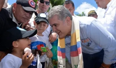 El Presidente Iván Duque saludando a los niños en Villavicencio.