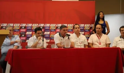 El presidente de Junior Antonio Char, el técnico del equipo Luis Fernando Suárez y demás delegados.