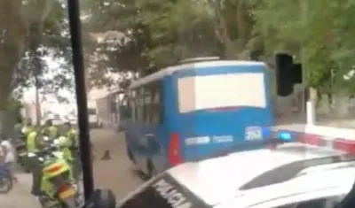 Pasajeros y conductor de este bus fueron atracados en Soledad.