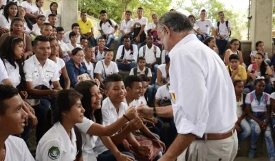 El gobernador Eduardo Verano saluda a los estudiantes que se prepararon para el Icfes.