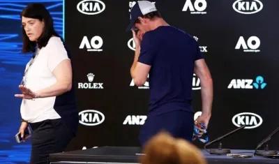 El tenista británico Andy Murray abandona visiblemente emocionado la rueda de prensa previa a la fase final del Abierto de Australia en la que anunció su intención de retirarse tras el Grand Slam de Wimbledon.