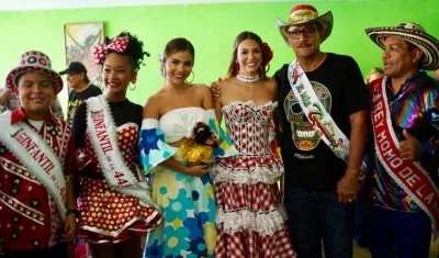 Los Reyes del Carnaval de la 44, junto a la Reina Carolina Segebre y el homenajeado Édgar Blanco.