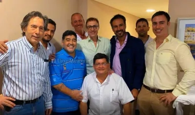 Diego Maradona con personal de Swiss Medical y la Clínica Olivos de Buenos Aires.