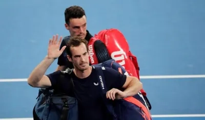  El tenista británico Andy Murray se despide del público tras ser derrotado por el español Roberto Bautista.