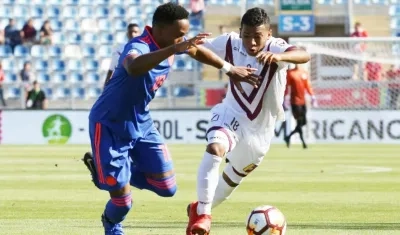 El jugador de Venezuela Brayan Palmezano (d) disputa el balón con Brayan Vera (i) de Colombia.