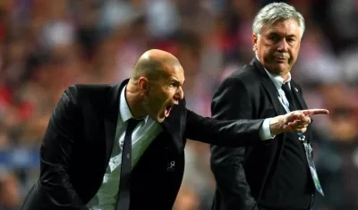 Zinedine Zidane da una instrucción ante la mirada de Carlo Ancelotti. 