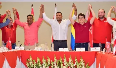 Oscar David Galán (centro) junto a los demás dirigentes liberales.