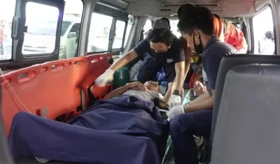 Paramédicos atendiendo a uno de los heridos.