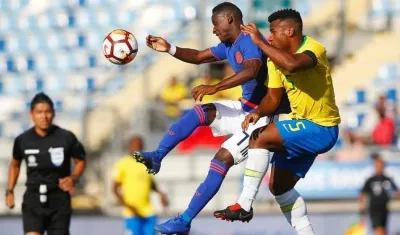 El jugador de la selección brasileña Luan Da Silva (d) disputa el balón con el colombiano Ivan Angulo.
