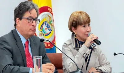 El ministro de Hacienda, Alberto Carrasquilla, y la ministra de Trabajo, Alicia Arango.