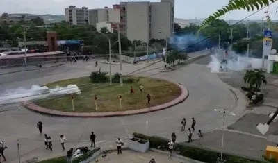 Enfrentamientos del Esmad con estudiantes en UniAtlántico