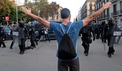 Un hombre se encara con la policía en la plaza de Urquinaona durante una nueva protesta convocada por los autodenominados Comités de Defensa de la República (CDR).