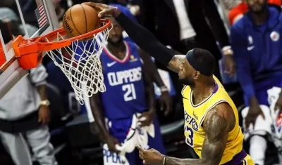 LeBron James anota en un juego de la NBA. 