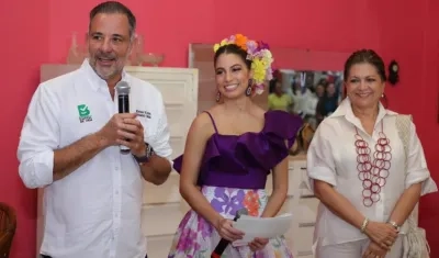 Isabella Chams (Reina del Carnaval 2020) junto a Juan José Jaramillo (secretario de Cultura del Distrito) y Carla Celia (Directora de Carnaval S.A.S).