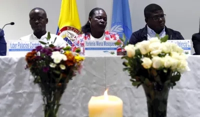 Los integrantes del comité de las víctimas de la masacre de Bojayá Yuber Palacios Córdoba (i), Yorlenis Mena Mosquera (c) y José de la Cruz Valencia (d), participan en una rueda de prensa este miércoles en Bogotá (Colombia).