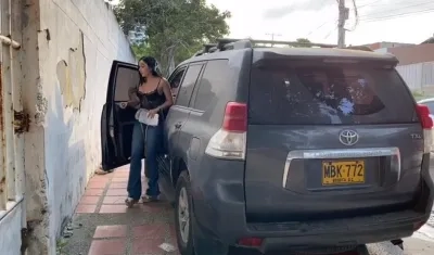 Aida Victoria Merlano entregando la Toyota Prado de su mamá.