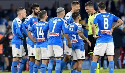 Jugadores del Nápoles protestan las determinaciones del árbitro. 