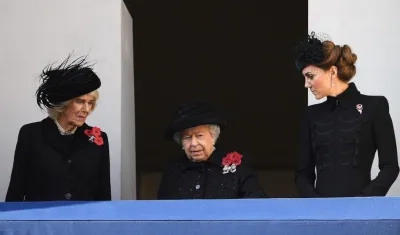 La reina Isabel II (centro) durante el homenaje.