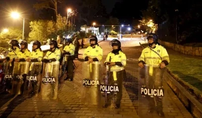 Los policías resultaron heridos en Bogotá y Cali.