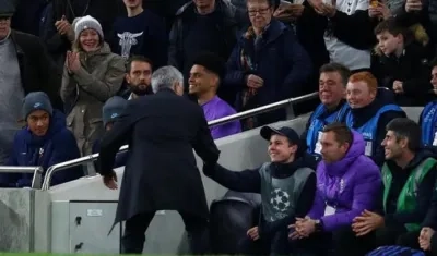José Mourinho felicita al recogebolas. 