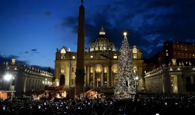 Ceremonia de iluminación del árbol de Navidad y el pesebre en la Plaza de San Pedro.