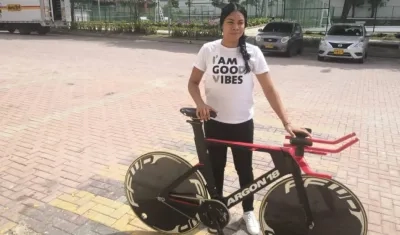 Marianis Salazar con su nueva bicicleta. 
