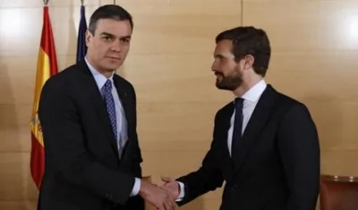 Pablo Casado (derecha) le dice no a Pedro Sánchez (izquierda) para seguir gobernando.