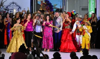 Katia Nule corta la cinta de inauguración del Museo del Carnaval con el Alcalde Char y Carla Celia.