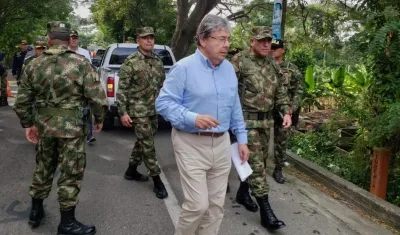 Ministro de Defensa, Carlos Holmes Trujillo, visitó la zona entre Magdalena y La Guajira.