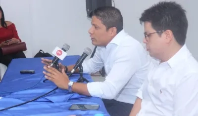 El Alcalde electo, Rumenigge Monsalvez, y el coordinador de empalme, Alfonso De la Cruz.