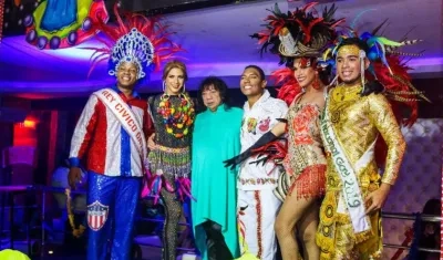 Jairo Polo, presidente de la Corporación Autónoma del Carnaval Gay, y los Reyes de la fiesta.
