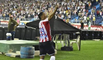 Teófilo Gutiérrez celebrando el tercer gol de los junioristas.