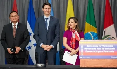  El ministro peruano de Exteriores, Néstor Francisco Popolizio Bardales, el primer ministro canadiense, Justin Trudeau, y la ministra canadiense de Exteriores, Chrystia Freeland.