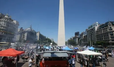 Obelisco de Buenos Aires, rodeado de vendedores de choripan. 