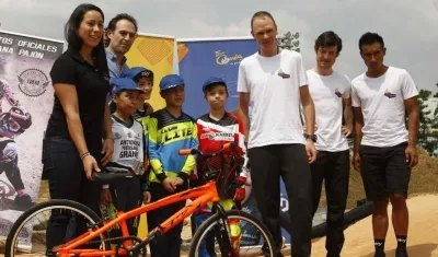 Mariana Pajón y Chris Froome comparten con los niños y el alcalde de Medellín Federico Gutiérrez. 