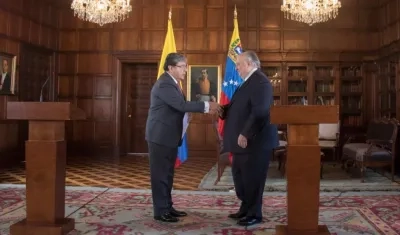 Humberto Calderón Berti presenta credenciales al gobierno de Colombia.