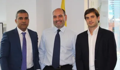 José Curvelo, jefe de Asuntos Portuarios del Distrito; Pedro Pablo Jurado, director de Cormagdalena, y Alfredo Carbonell, director de Asoportuaria