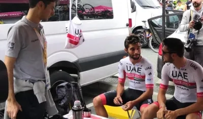 Fernando Gaviria, ciclista colombiano, con varios de sus compañeros de equipo.