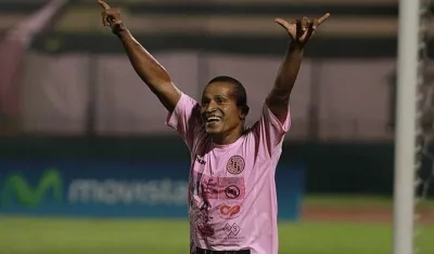  Carlos 'Kukín' Flores, exfutbolista peruano falleció a los 44 años.