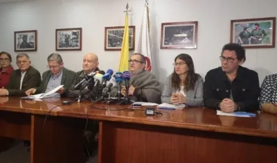 En la rueda de prensa estuvieron Rodrigo Londoño, Carlos Lozada, Sandra Ramírez, entre otros miembros.
